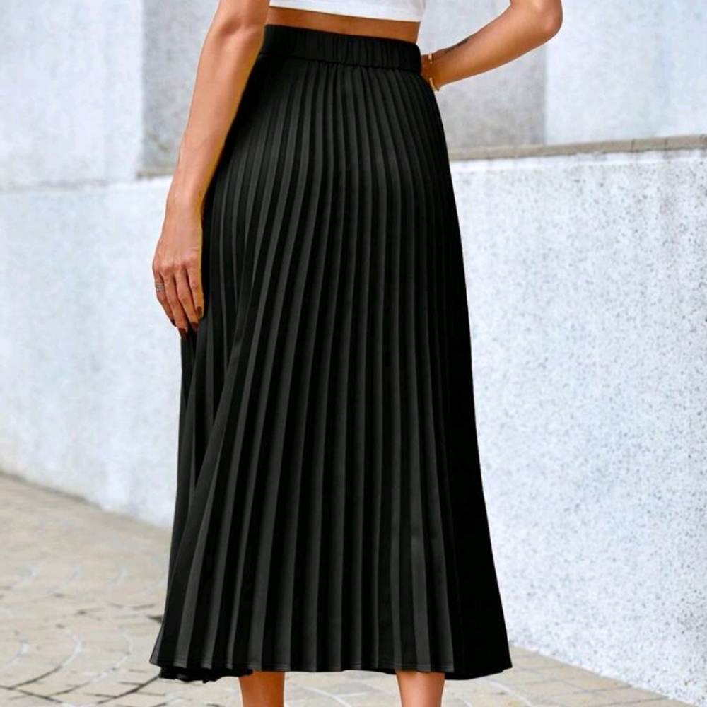 Women's Pleated Skirt - Picture 2 of 5